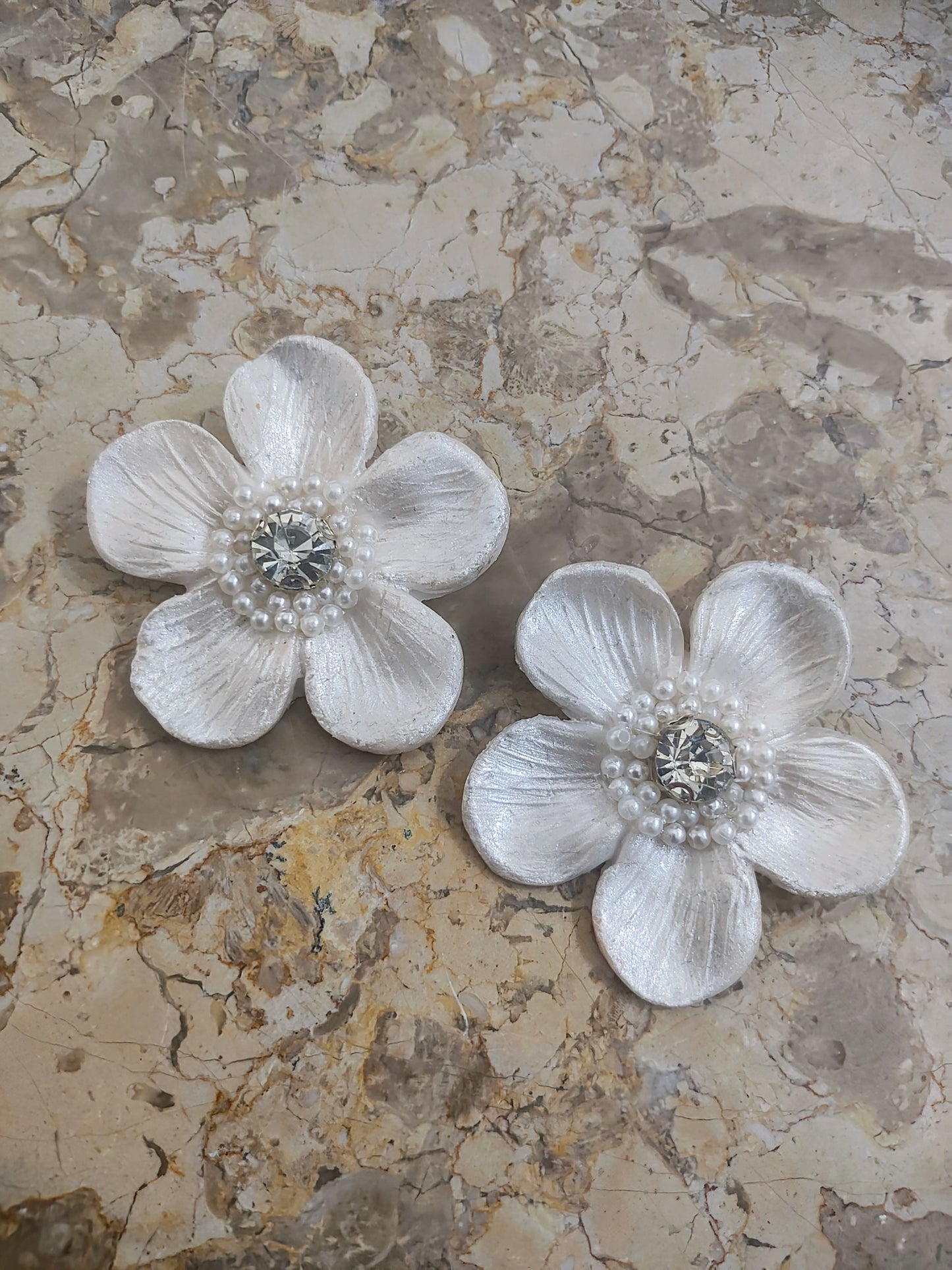 Минђуше са бисерним цветовима