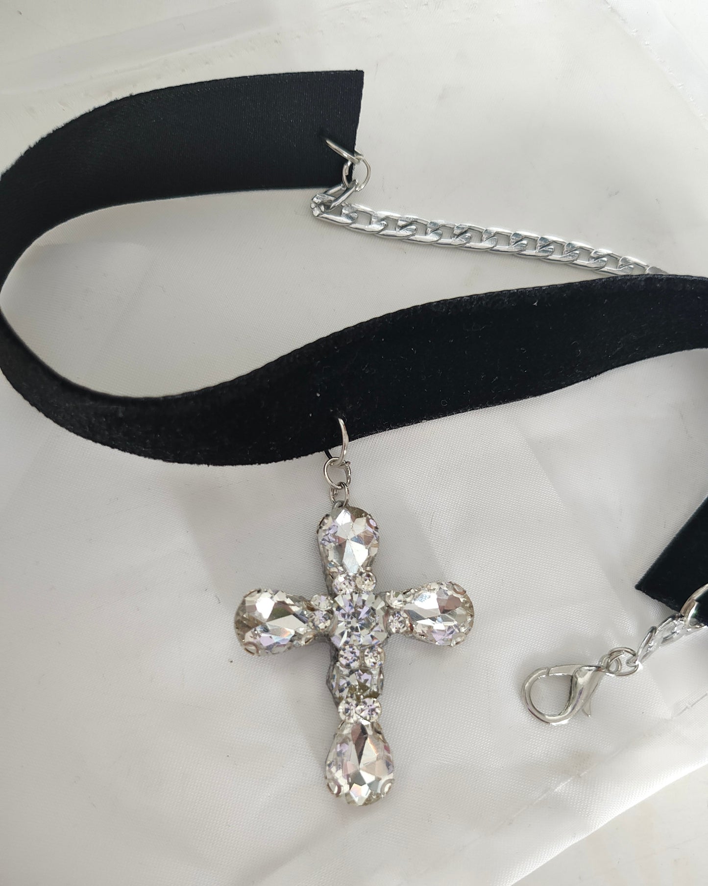 Cross choker